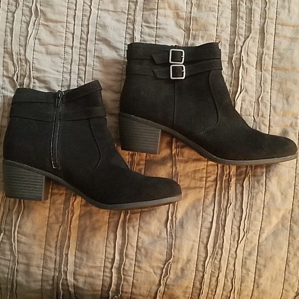Cute American Eagle black ankle boots